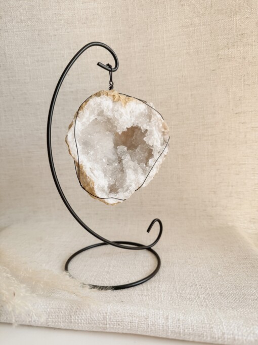 Bergkristal geode met zwarte houder