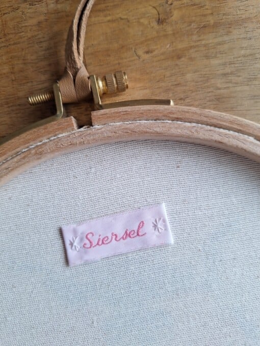 Handgeborduurd lieveheersbeestje, wat staat voor geluk. Leuk als kado, of voor aan jouw eigen muur