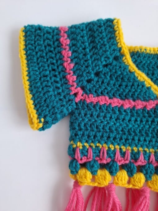 Gehaakt baby vestje | Petrol, roze en geel met roze franjes