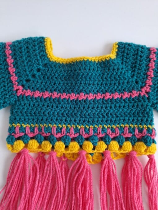 Gehaakt baby vestje | Petrol, roze en geel met roze franjes