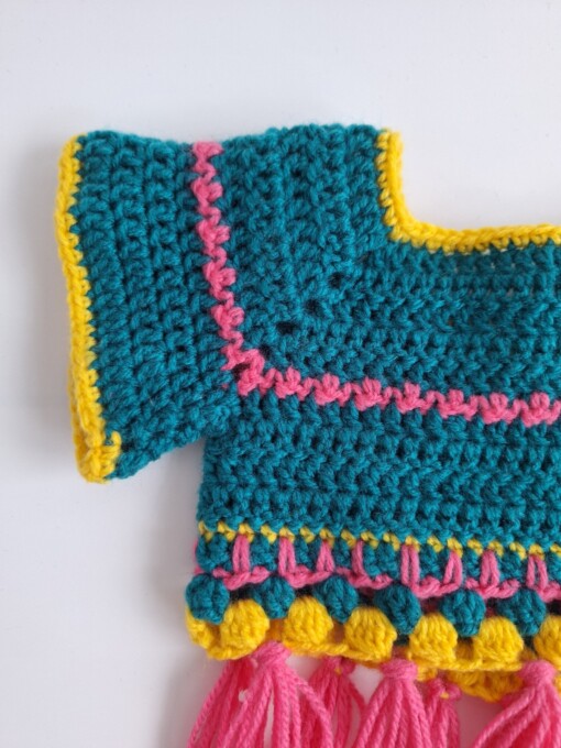 Gehaakt baby vestje | Petrol, roze en geel met roze franjes