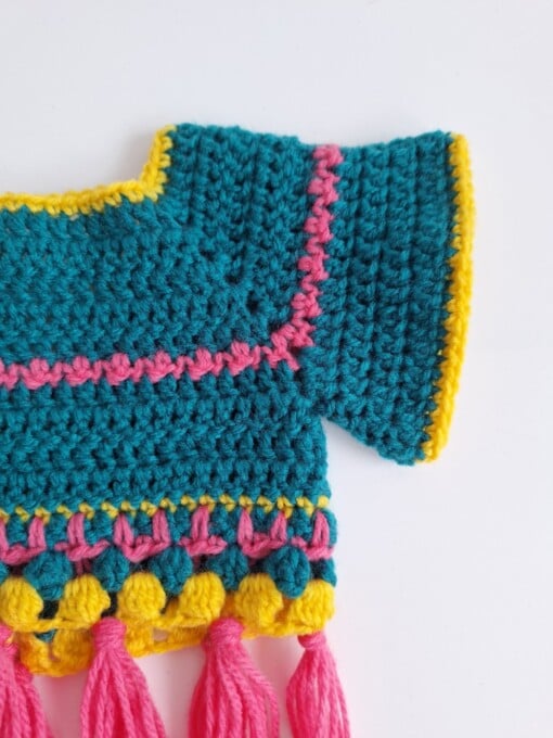 Gehaakt baby vestje | Petrol, roze en geel met roze franjes