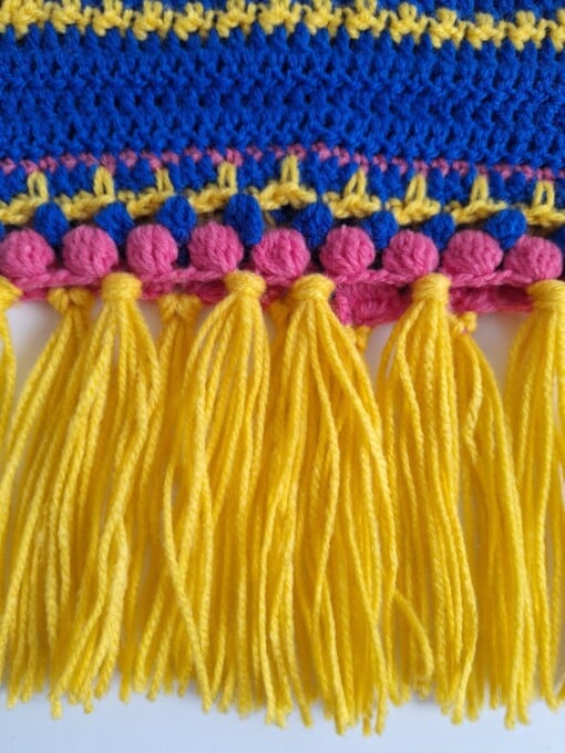 Gehaakt baby vestje | Blauw, roze en geel met gele franjes