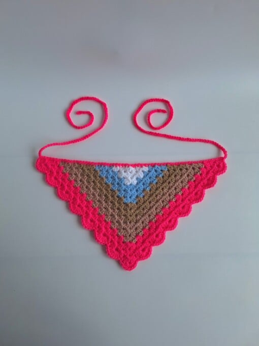 Gehaakte bandana 'Knalroze, beige, lichtblauw en wit'