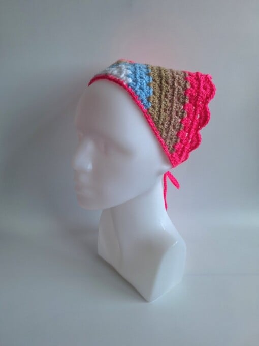 Gehaakte bandana 'Knalroze, beige, lichtblauw en wit'