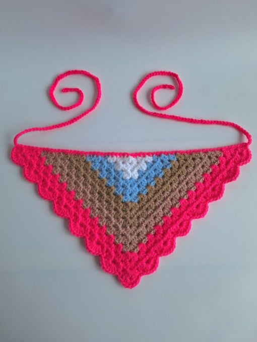 Gehaakte bandana 'Knalroze, beige, lichtblauw en wit'