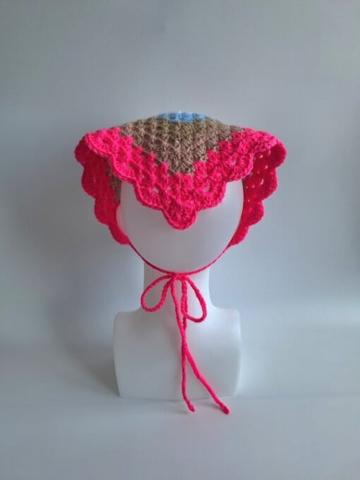 Gehaakte bandana 'Knalroze, beige, lichtblauw en wit'