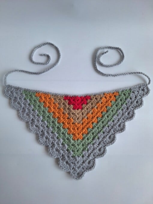 Gehaakte bandana 'Lichtgrijs, oranje en knalroze'