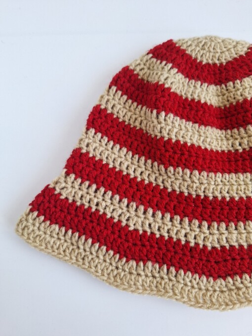 Gehaakte bucket hat | Beige en rood