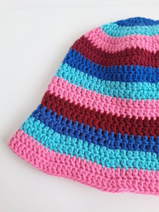 Gehaakte bucket hat | Donkerblauw, turquoise, roze en rood
