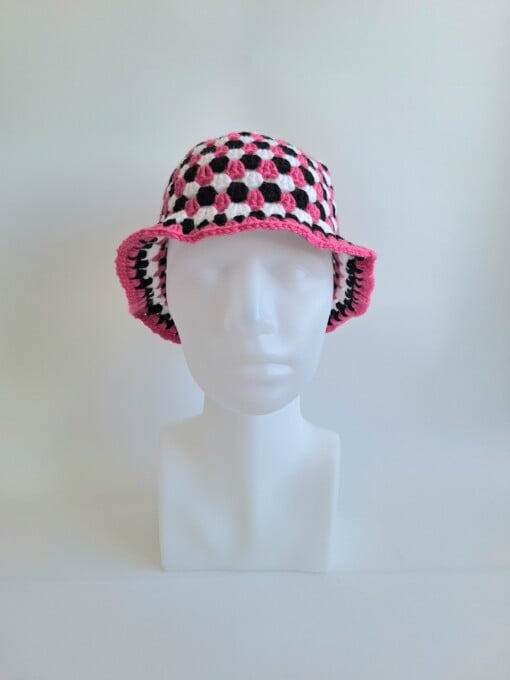 Gehaakte bucket hat | Fuchsia, wit en zwart