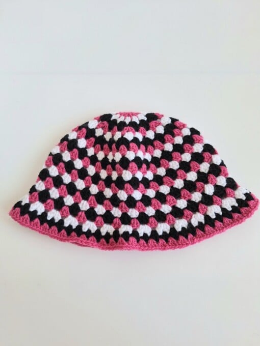 Gehaakte bucket hat | Fuchsia, wit en zwart