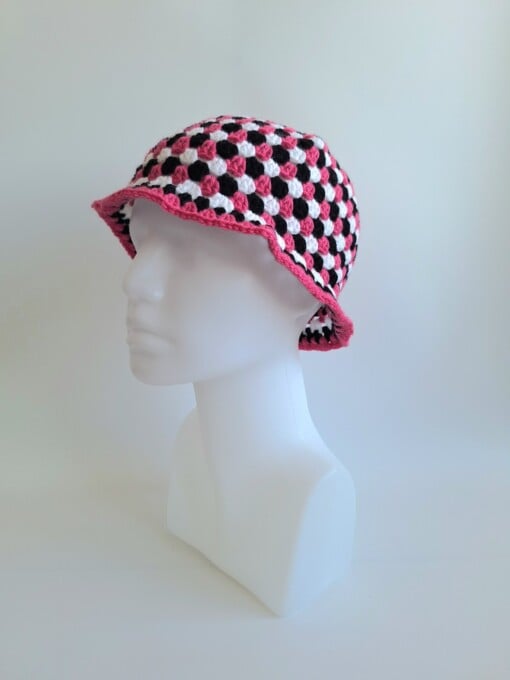 Gehaakte bucket hat | Fuchsia, wit en zwart
