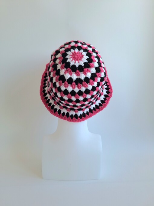 Gehaakte bucket hat | Fuchsia, wit en zwart