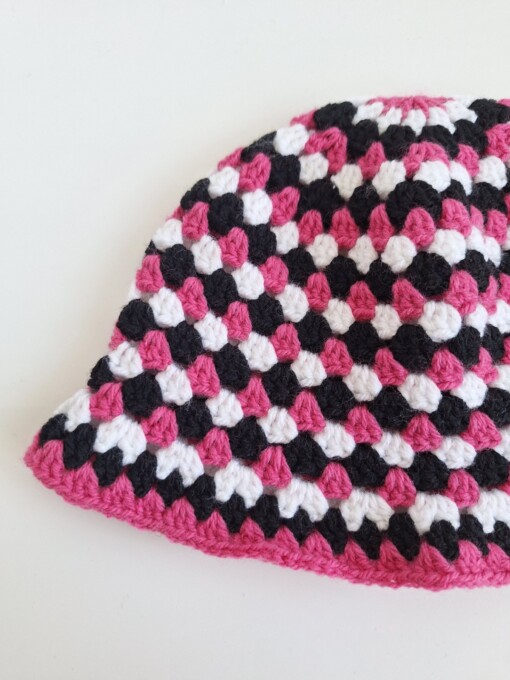 Gehaakte bucket hat | Fuchsia, wit en zwart
