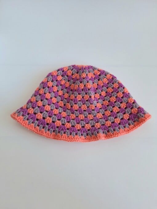 Gehaakte bucket hat | Koraal, lavendel en mauve