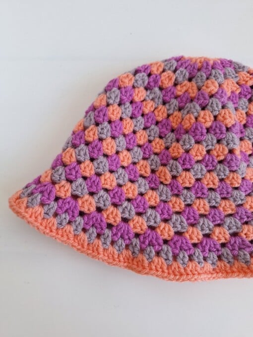 Gehaakte bucket hat | Koraal, lavendel en mauve