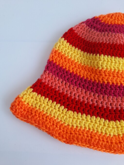 Gehaakte bucket hat | Oranje, fuchsia, koraal, rood en geel
