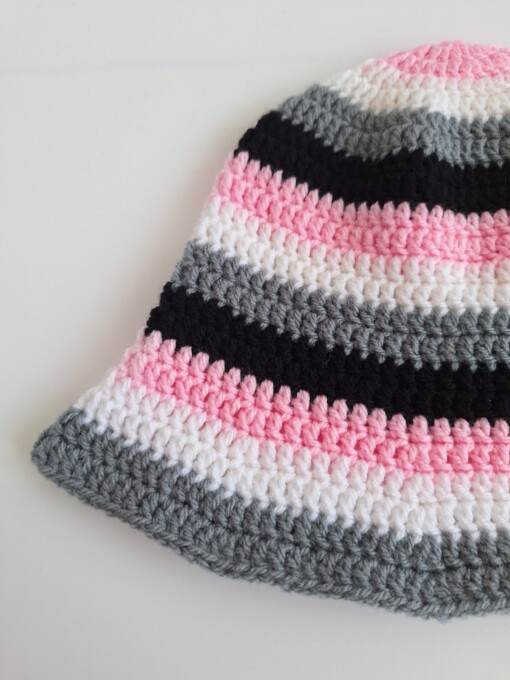Gehaakte bucket hat | Roze, wit, grijs en zwart