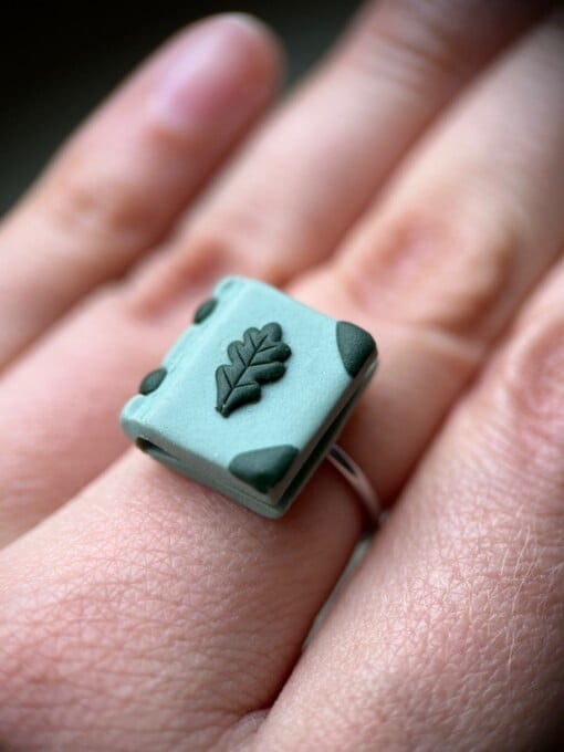 Handgemaakte ring met boekje en blaadje (verstelbaar)