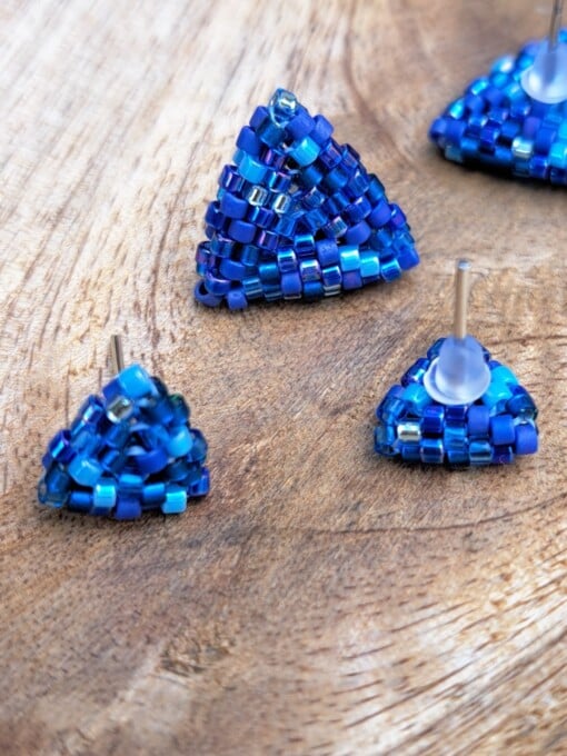 Kleine oorbellen met kralen – Confetti mini-studs ‘Blue Tone’ (handgemaakt, 9 mm)
