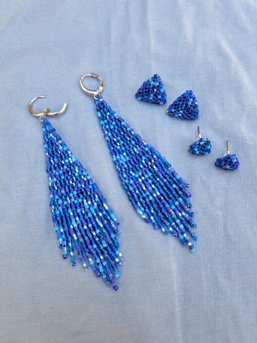 Kleine oorbellen met kralen – Confetti mini-studs ‘Blue Tone’ (handgemaakt, 9 mm)