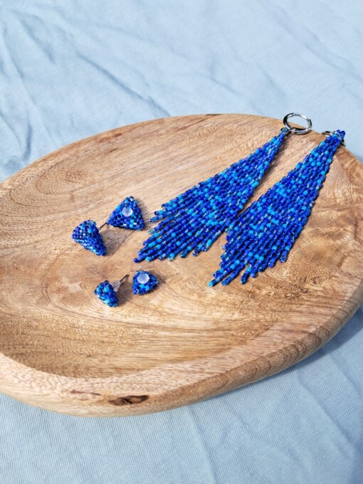 Kleine oorbellen met kralen – Confetti mini-studs ‘Blue Tone’ (handgemaakt, 9 mm)