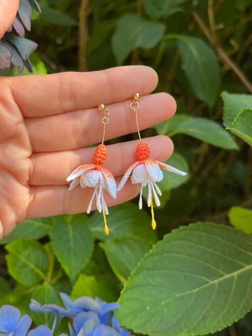 Micro gehaakte fuchsia oorbellen – handgemaakt, hypoallergeen