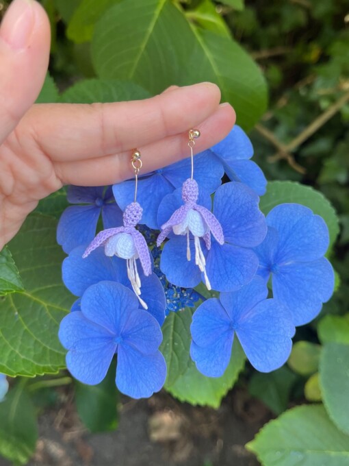 Micro gehaakte fuchsia oorbellen – handgemaakt, hypoallergeen