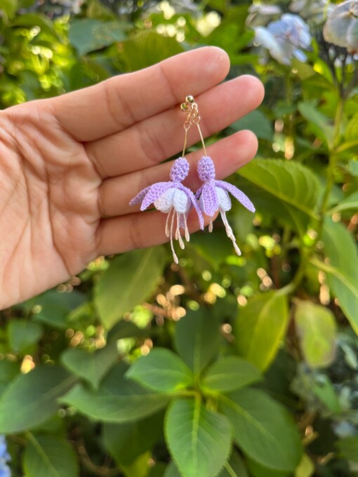 Micro gehaakte fuchsia oorbellen – handgemaakt, hypoallergeen