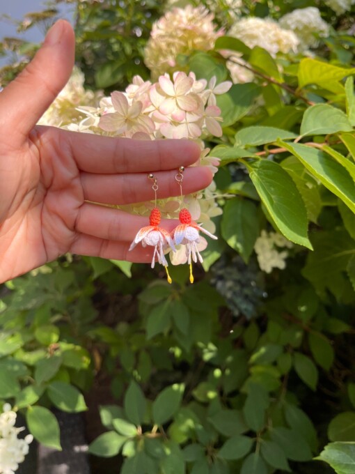 Micro gehaakte fuchsia oorbellen – handgemaakt, hypoallergeen