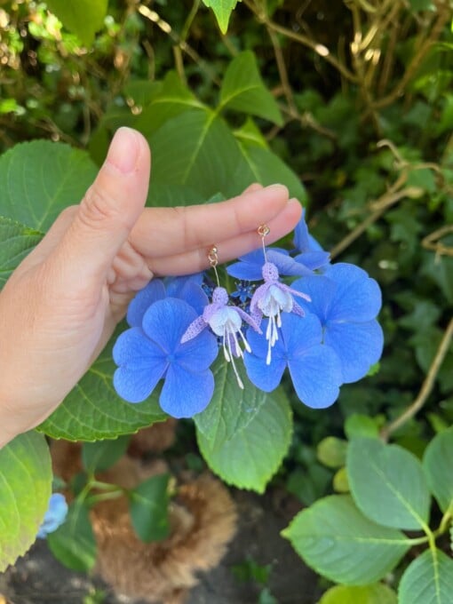 Micro gehaakte fuchsia oorbellen – handgemaakt, hypoallergeen