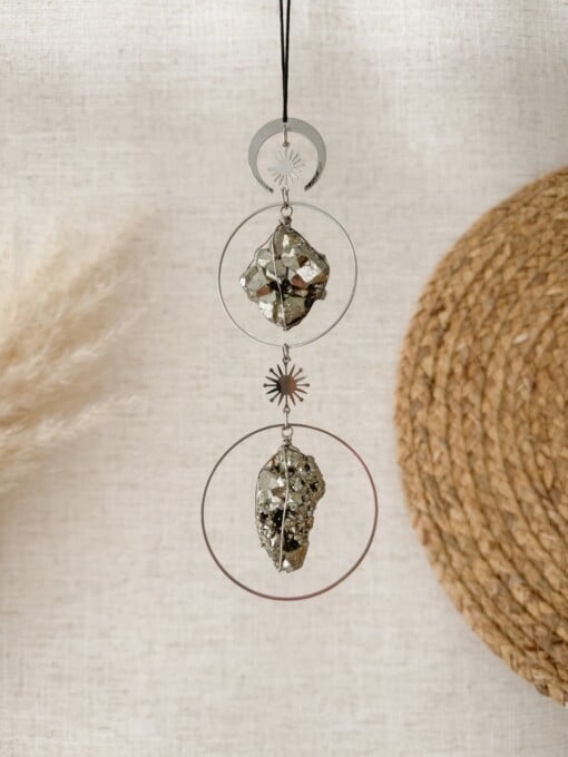 Pyriet edelsteenhanger als decoratie in huis
