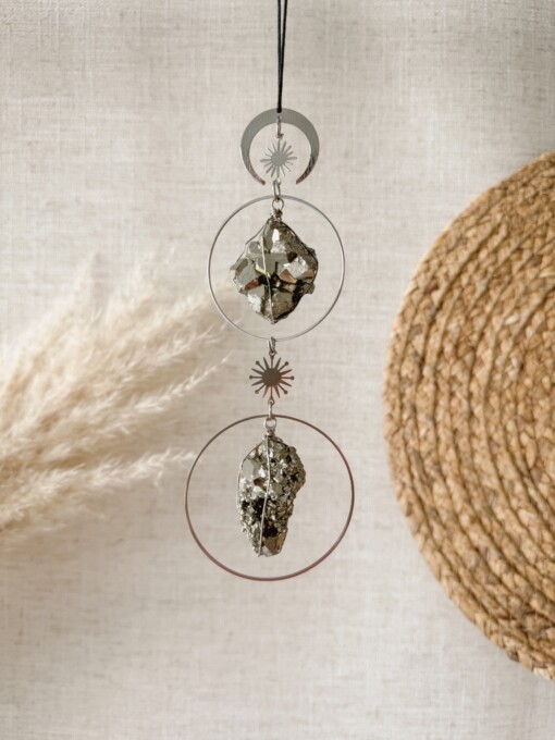 Pyriet edelsteenhanger als decoratie in huis
