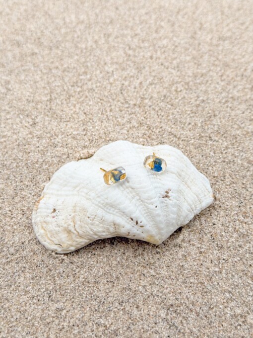 Rechthoekige Knopjes Oorbellen met Echte Bloemen uit Den Haag (The Tide)