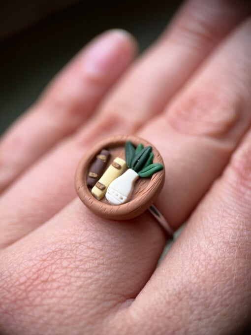 Ring met mini boekenkastje en plant (verstelbaar)