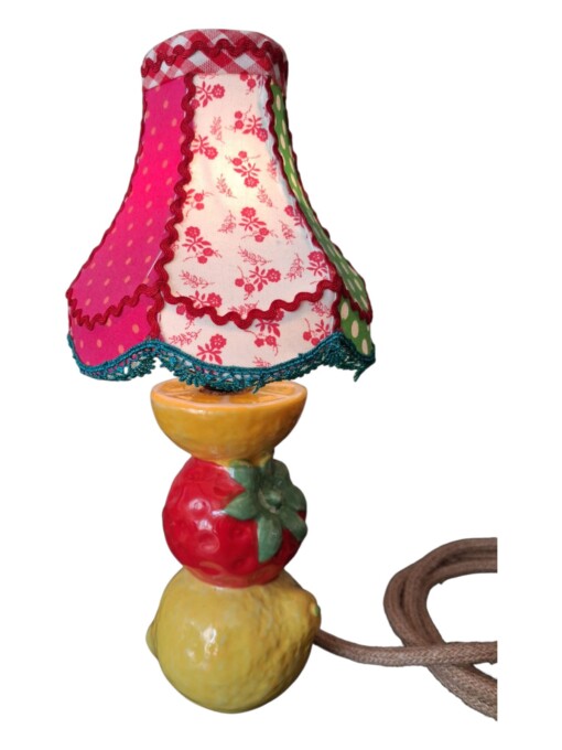 Uniek handgemaakt kleurrijk – kitsch tafellamp fruit half