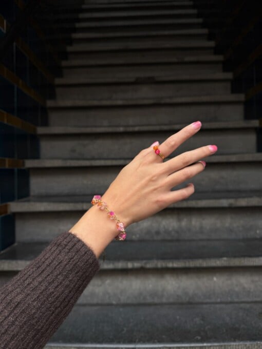 Armband met Kristalvormige Kralen Gevuld met Echte Bloemen uit Utrecht (The Blossom Chapter)