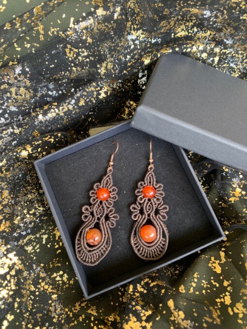 Bruine macramé oorbellen met oranje kralen