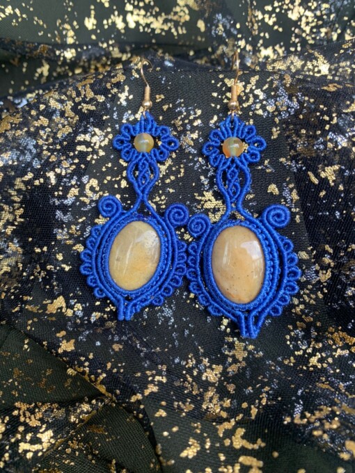 Diepblauw macramé oorbellen met natuurlijke geel steen