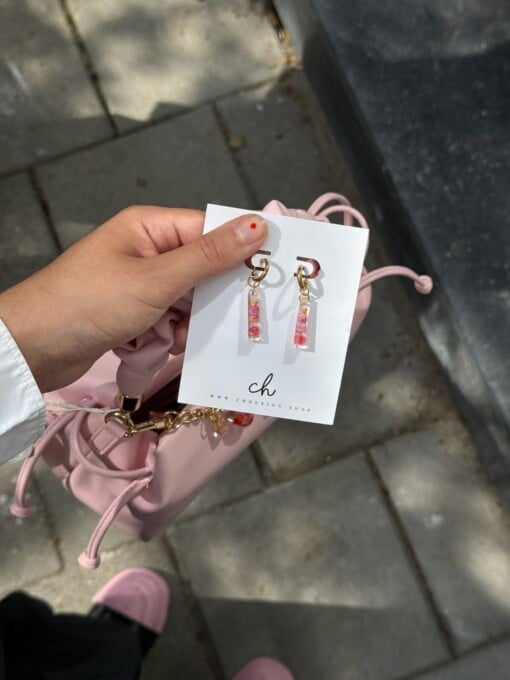 Huggie Hoop Oorbellen met Rechthoekige Hangers Gevuld met Echte Bloemen uit Utrecht (The Blossom Chapter)