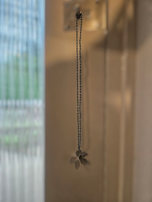 Kralen ketting met bloem