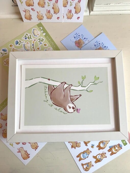 Luiaard Art Print (A5) – Schattige, Eco-vriendelijke Illustratie op Henneppapier