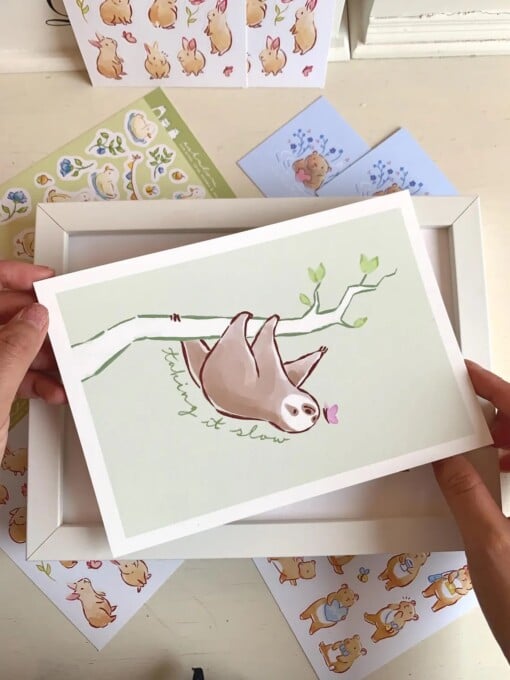 Luiaard Art Print (A5) – Schattige, Eco-vriendelijke Illustratie op Henneppapier