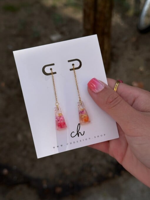 Threader Oorbellen met Toelopende Hangers met Echte Bloemen uit Utrecht (The Blossom Chapter)