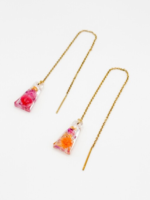 Threader Oorbellen met Toelopende Hangers met Echte Bloemen uit Utrecht (The Blossom Chapter)