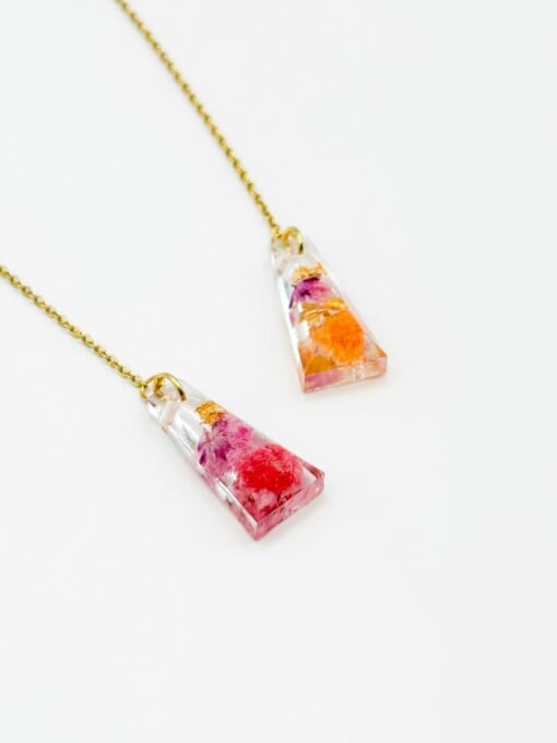 Threader Oorbellen met Toelopende Hangers met Echte Bloemen uit Utrecht (The Blossom Chapter)