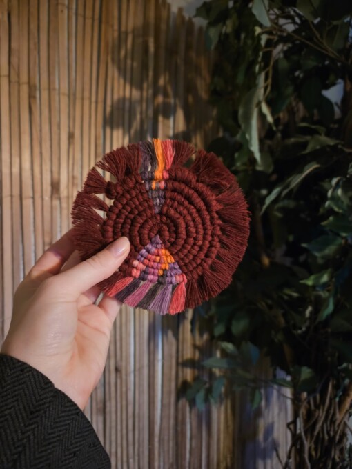 Bordeauxrode macramé onderzetter