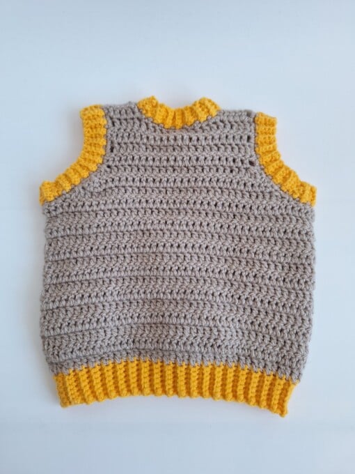 Gehaakt baby vestje | Beige en geel met lichtroze, groene en oranje bloemen