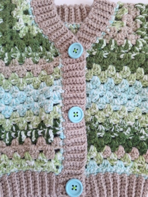 Gehaakt baby vestje | Beige, Blauw en groen camo